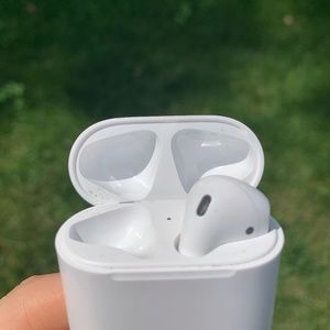 Apple AirPods : Charging Case and Right AirPod ONLY (Second Generation)